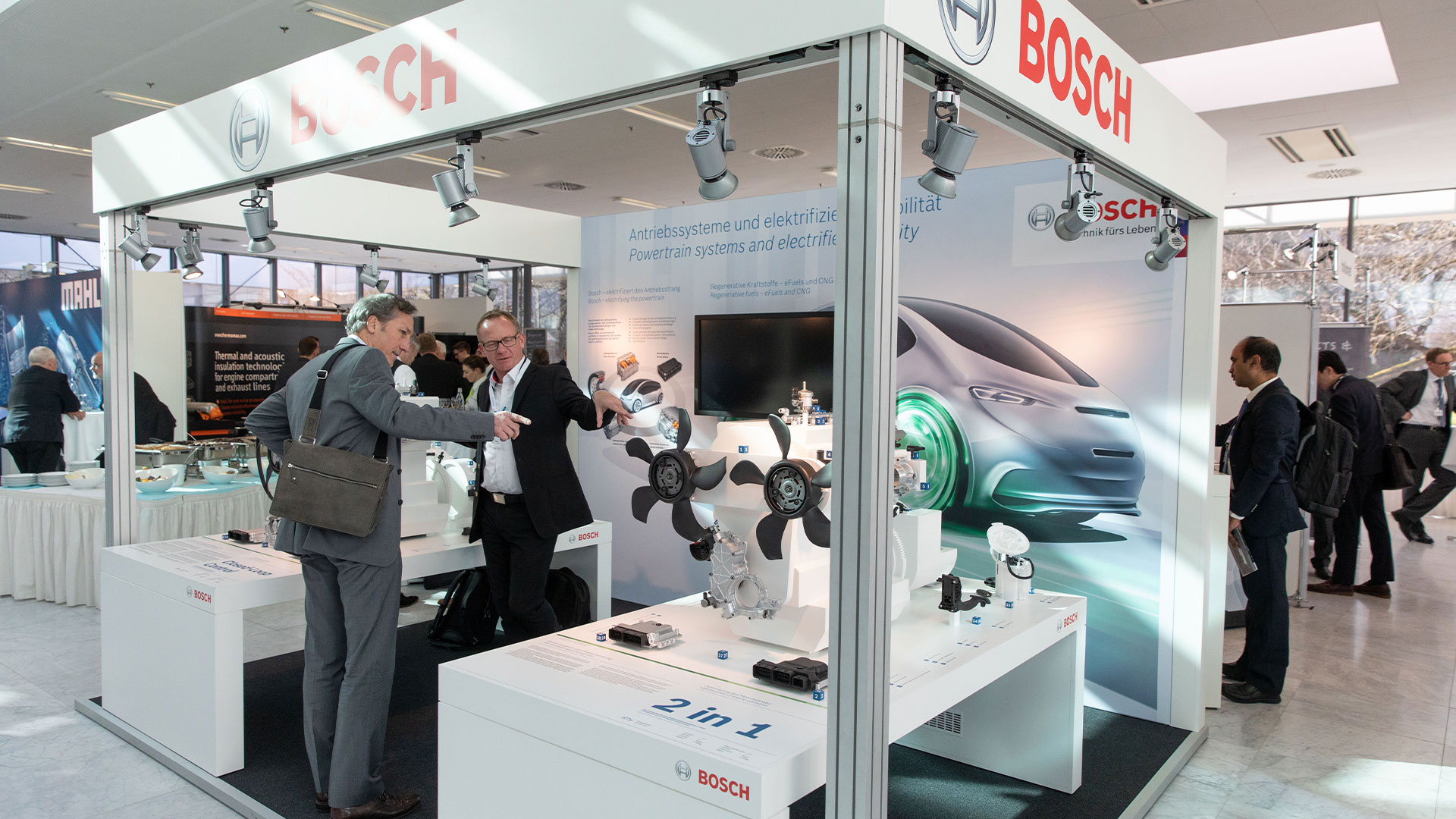 Zwei Herren im Gespräch am Ausstellungsstand von Bosch.