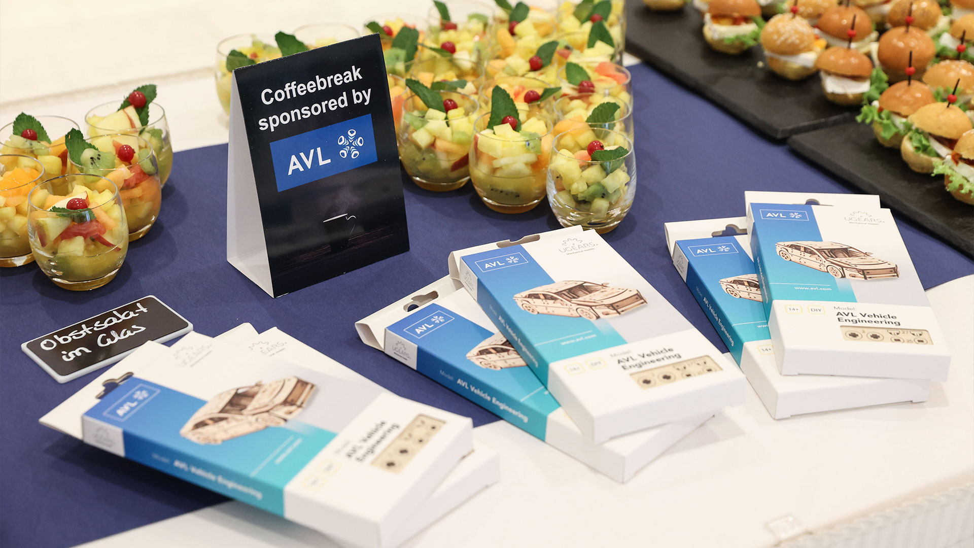 Sponsoring Kaffeepause: Werbemittel auf Dessertbuffet. 