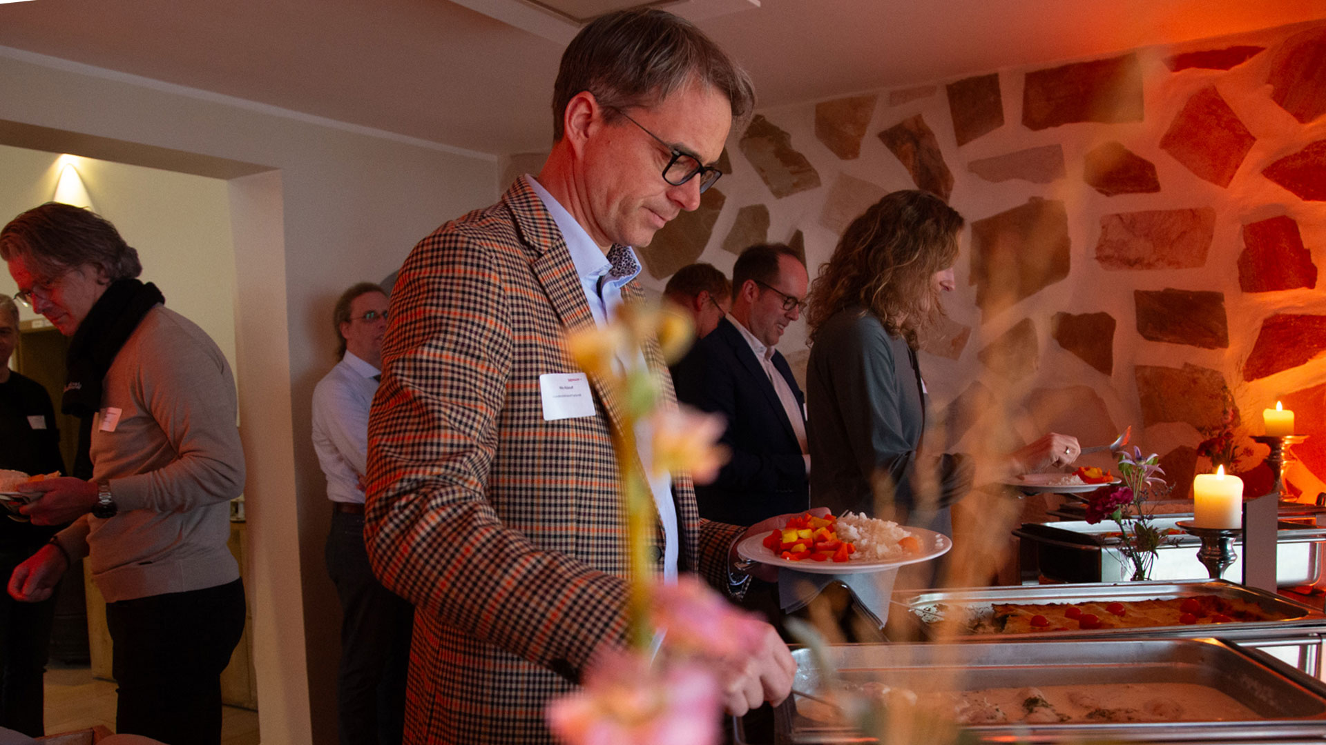 Konferenzteilnehmer am Mittagsbuffet