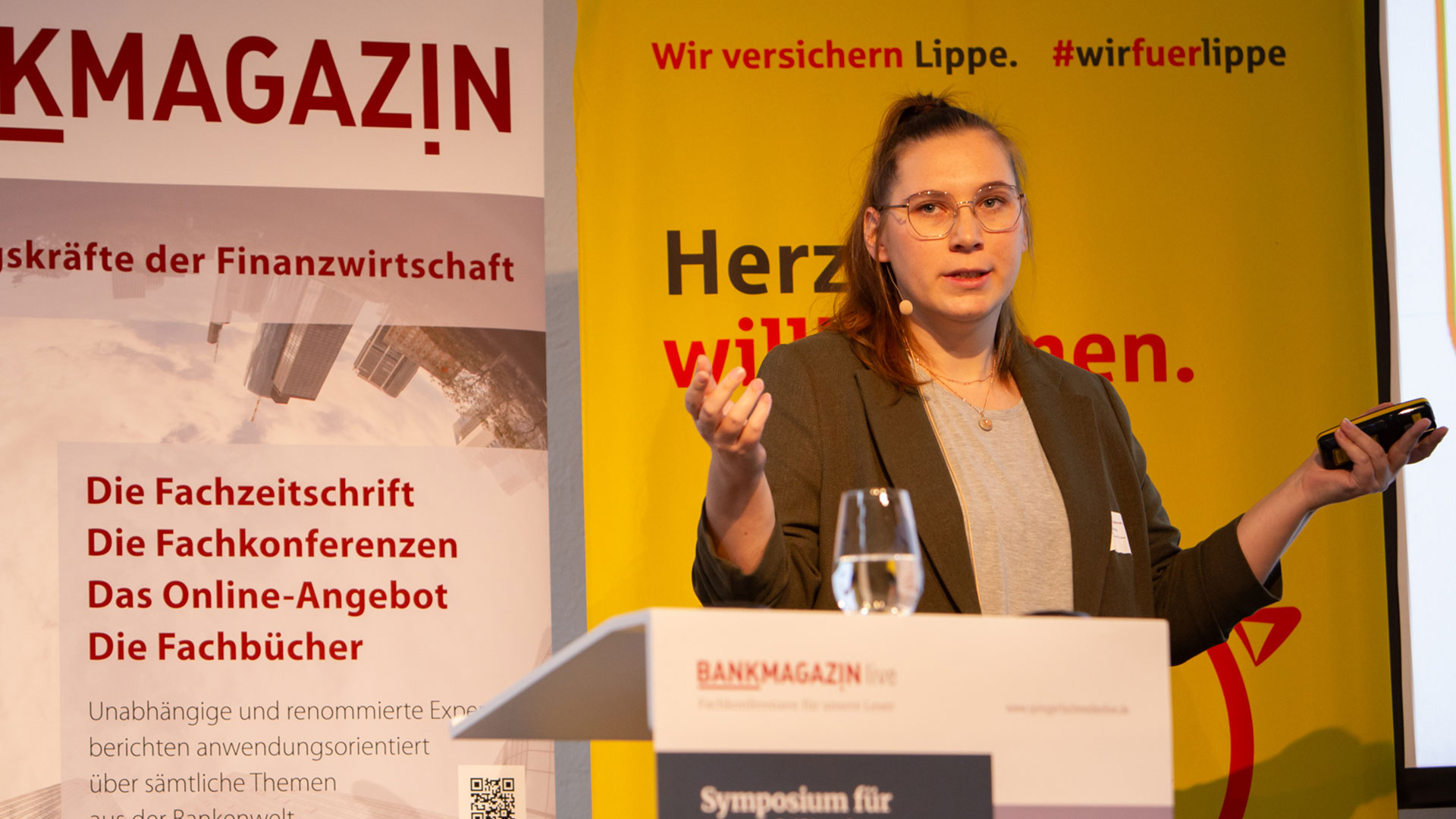 Referentin während ihres Vortrags am Rednerpult