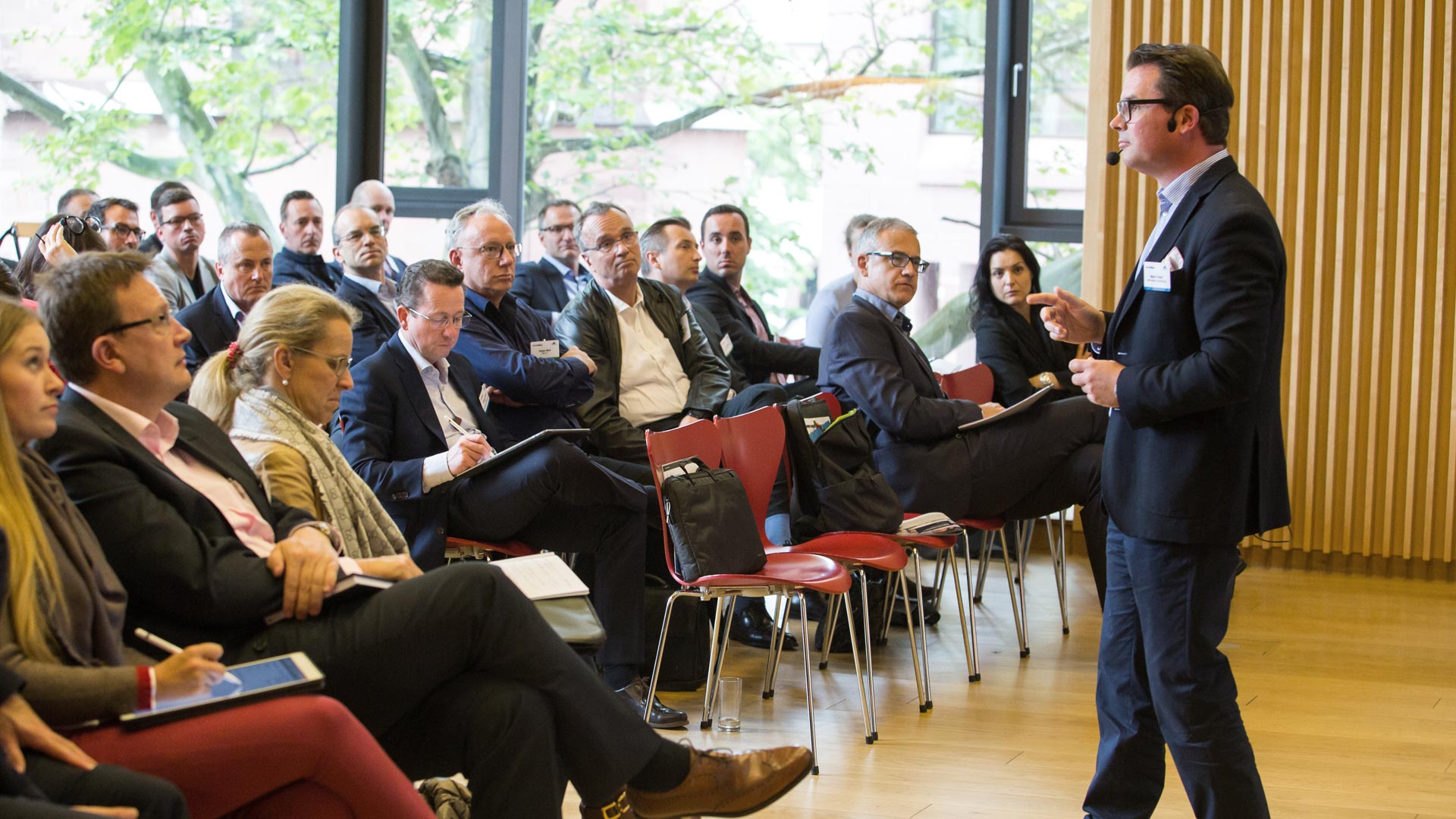 Referent während seines Vortrags vor Publikum.