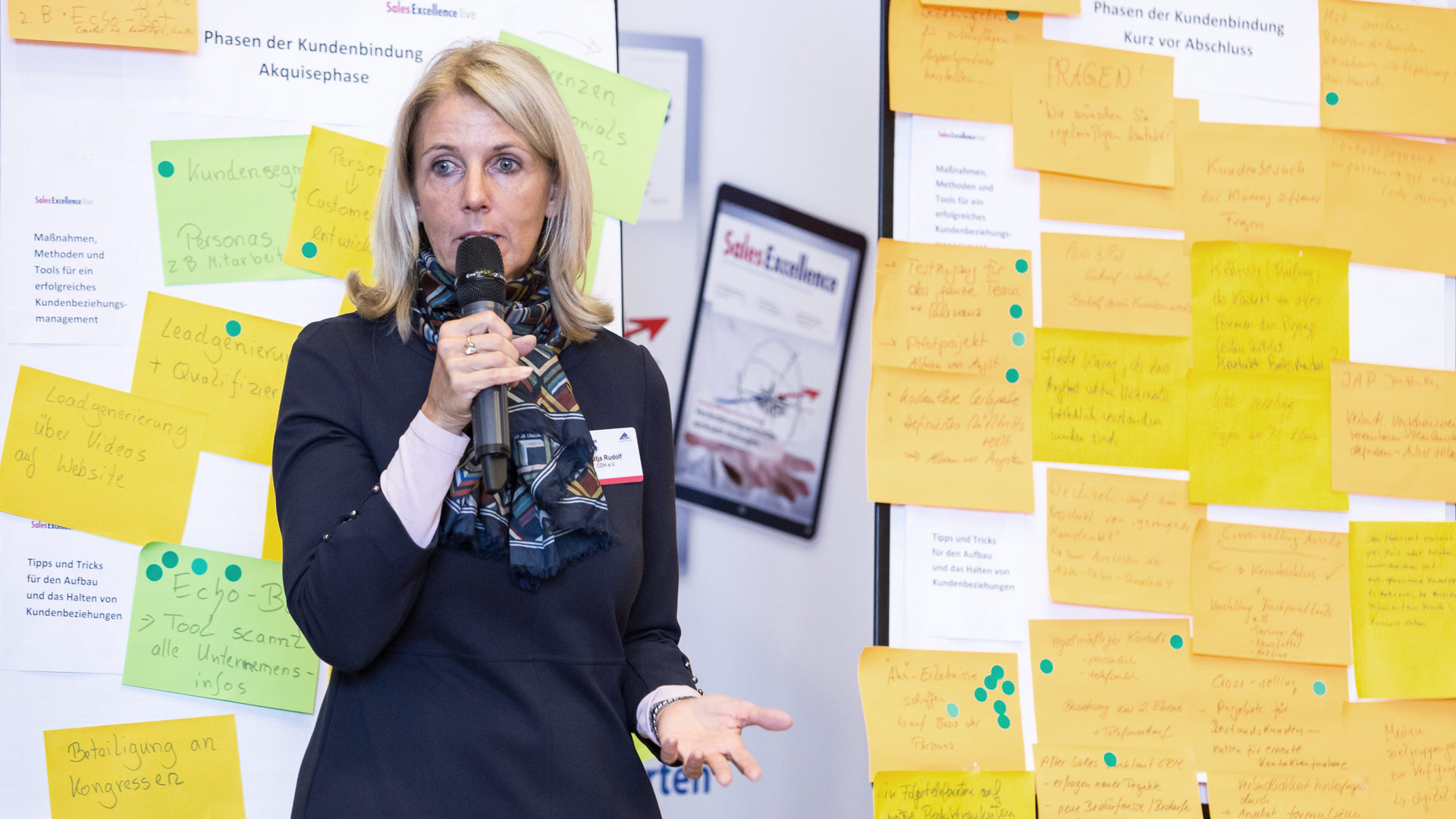 Dame stellt Workshop-Ergebnisse vor. 