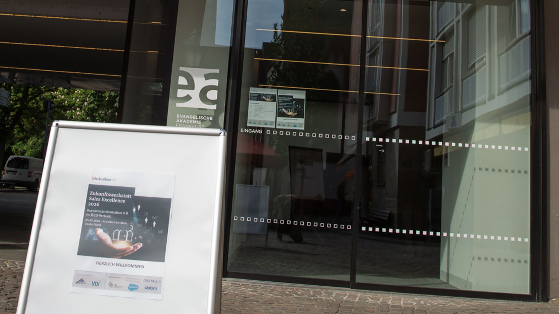 Eingangsschild zur Veranstaltung vor dem Gebäude