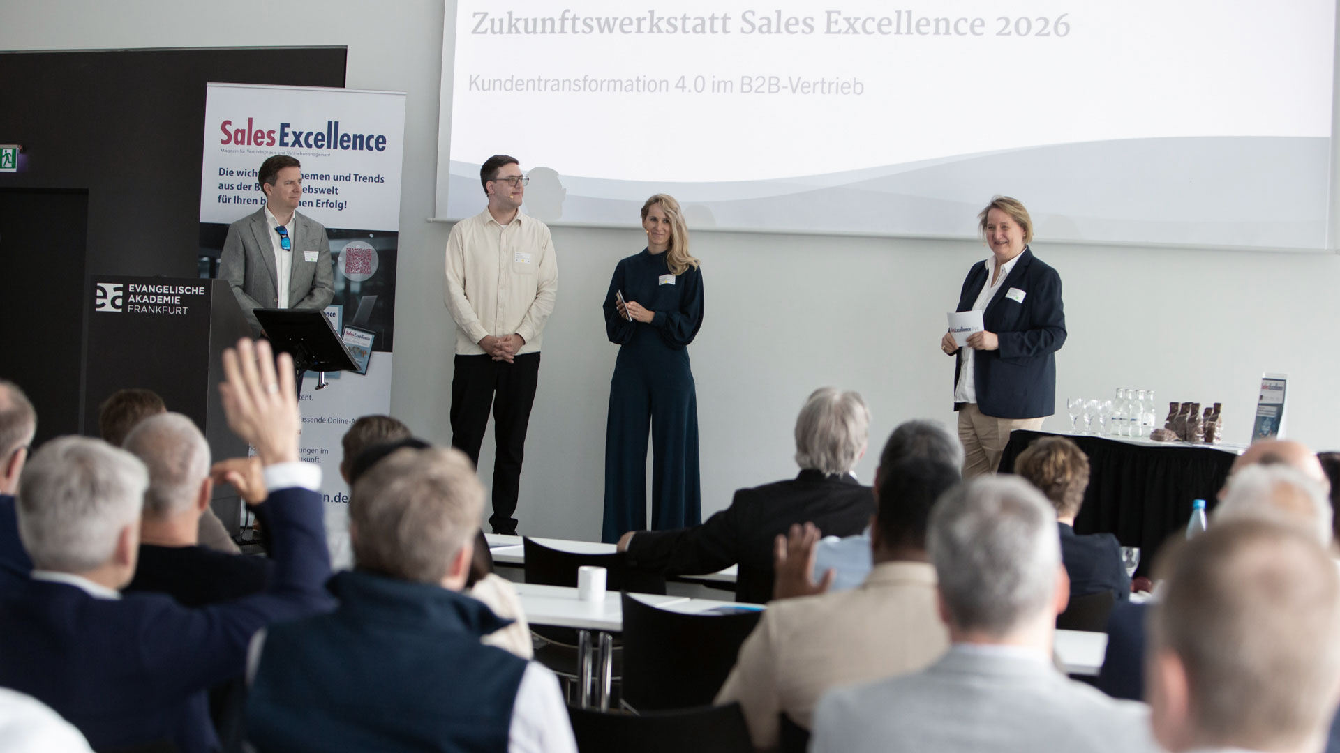 Fragerunde mit den Referenten von Sales force vor Publikum.